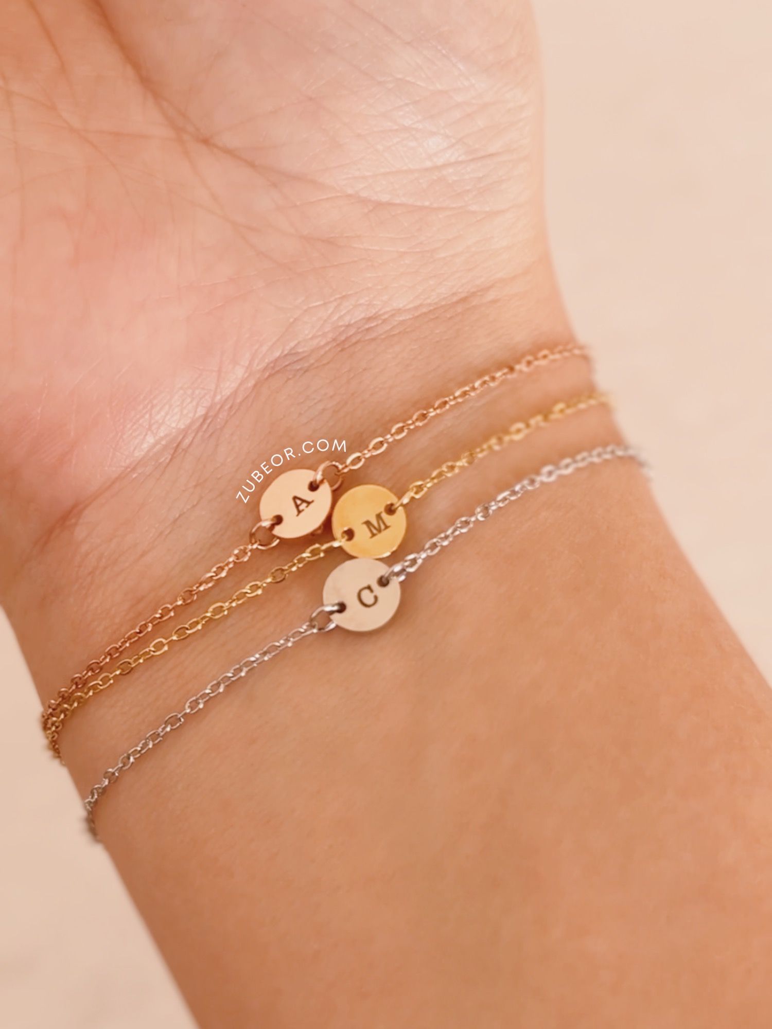 Pulsera de inicial grabada 2