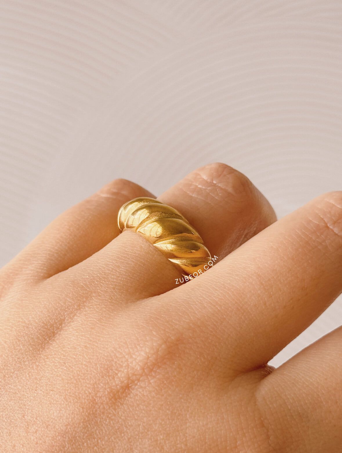 Anillo dorado diseño texturizado 2