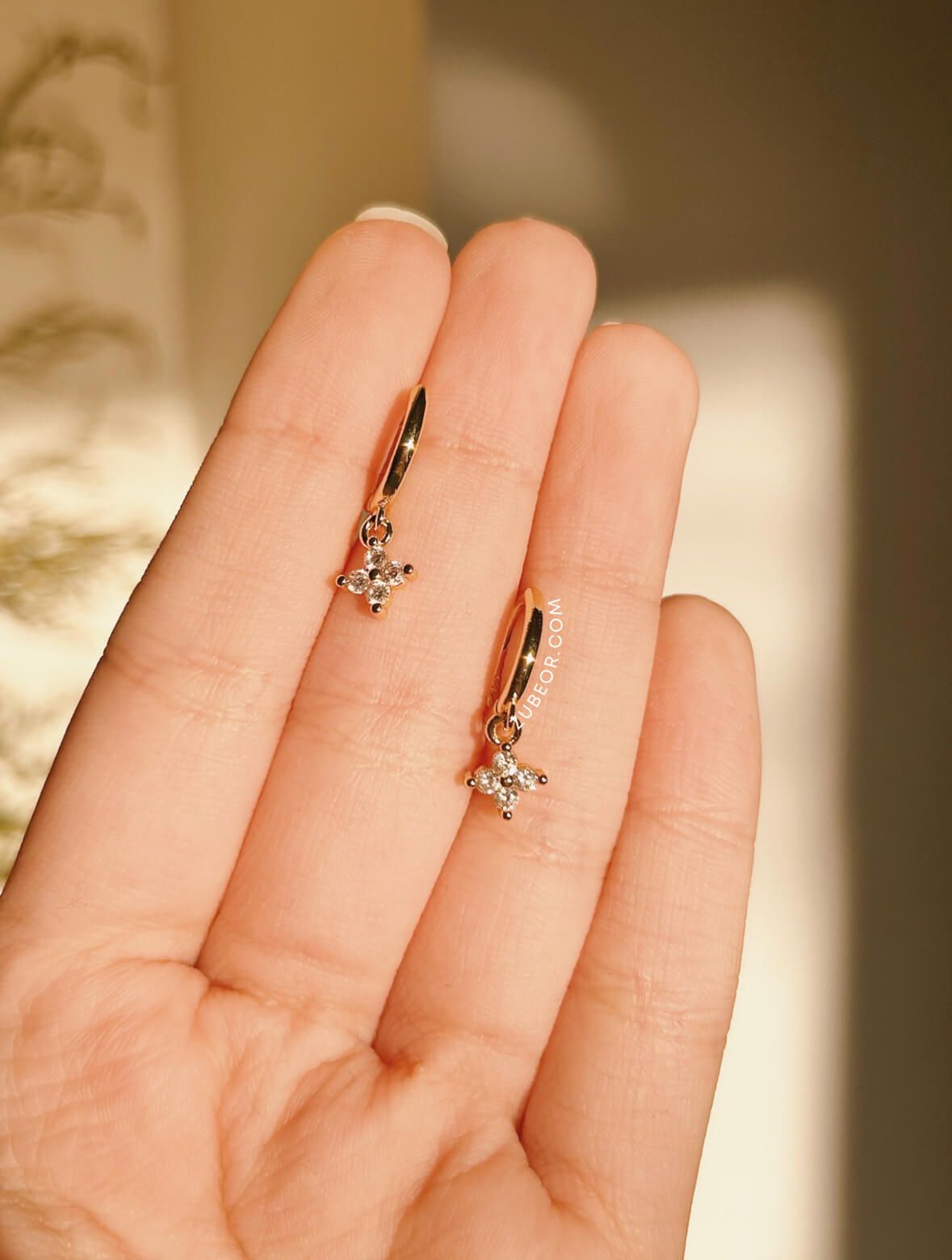 Aretes huggie flor cuatro pétalos 6