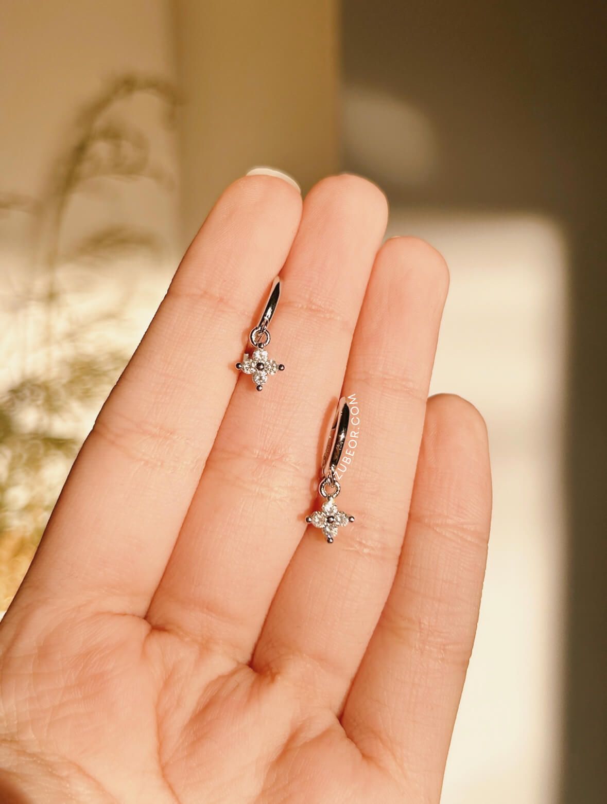 Aretes huggie flor cuatro pétalos 7