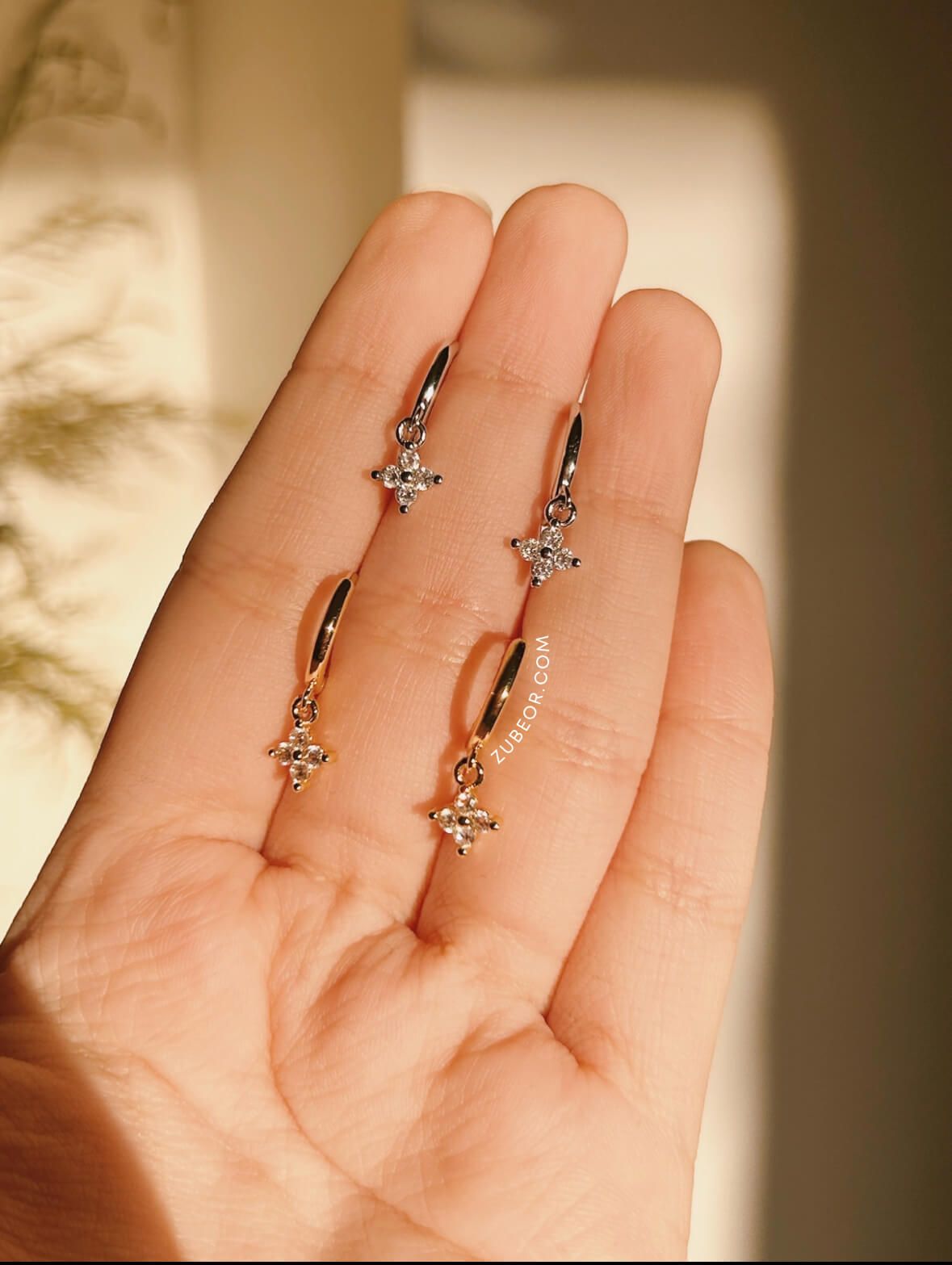 Aretes huggie flor cuatro pétalos