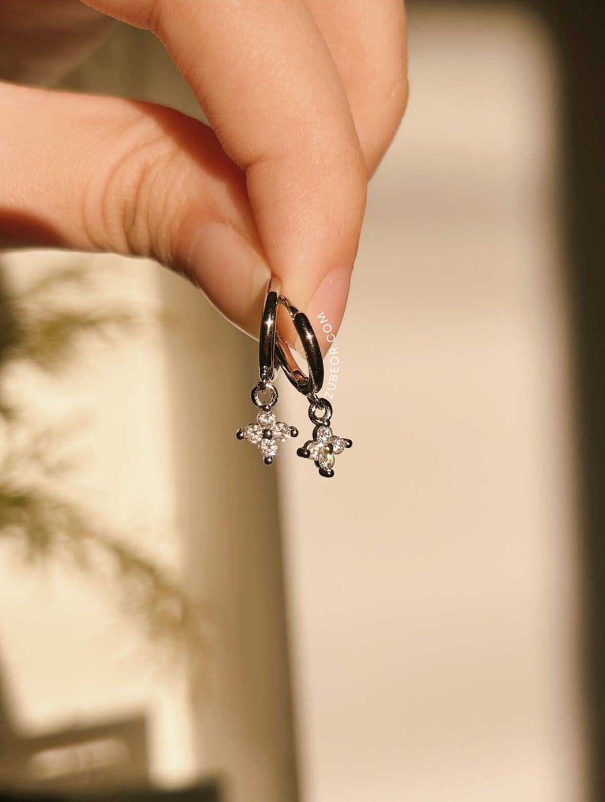Aretes huggie flor cuatro pétalos 4