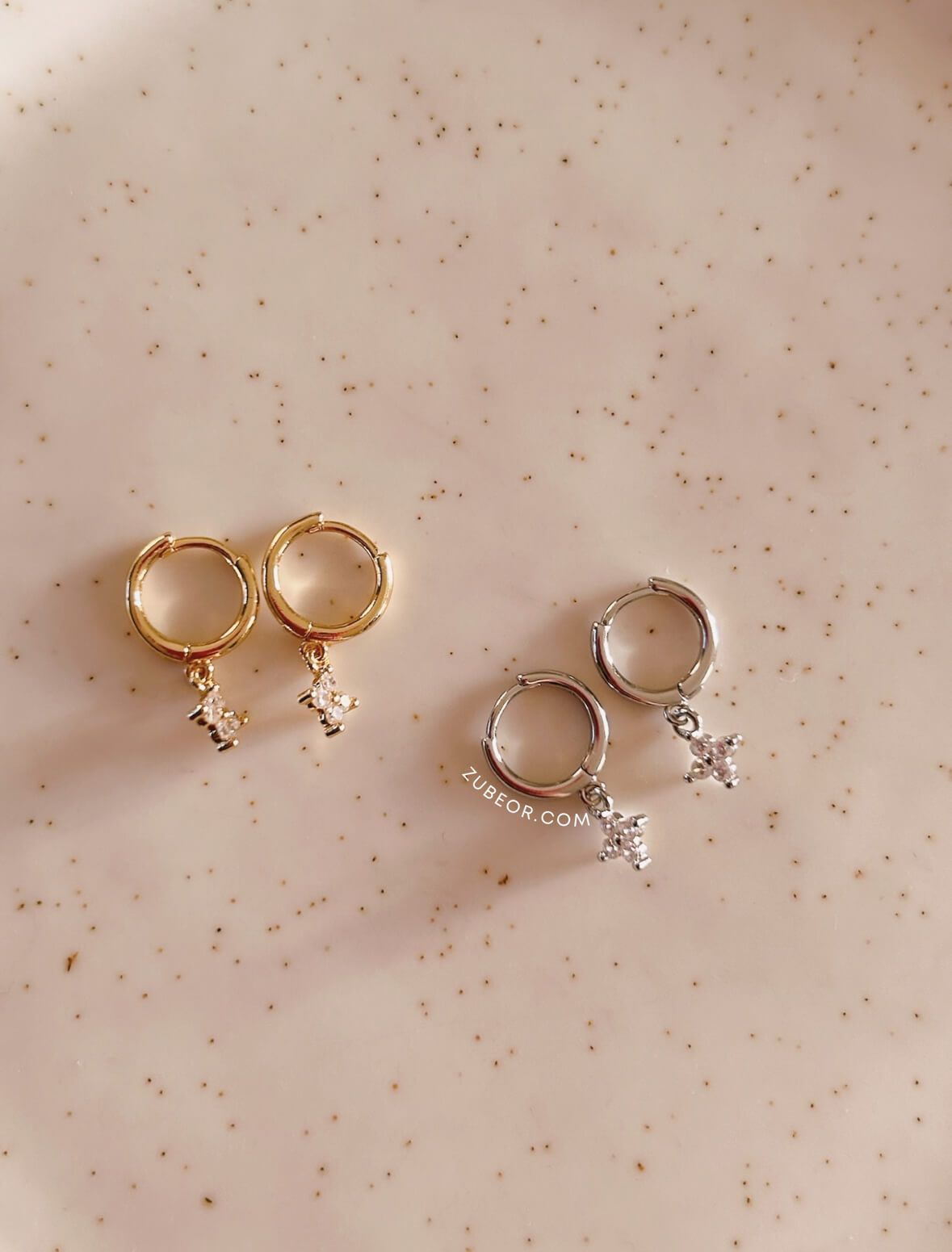 Aretes huggie flor cuatro pétalos 2