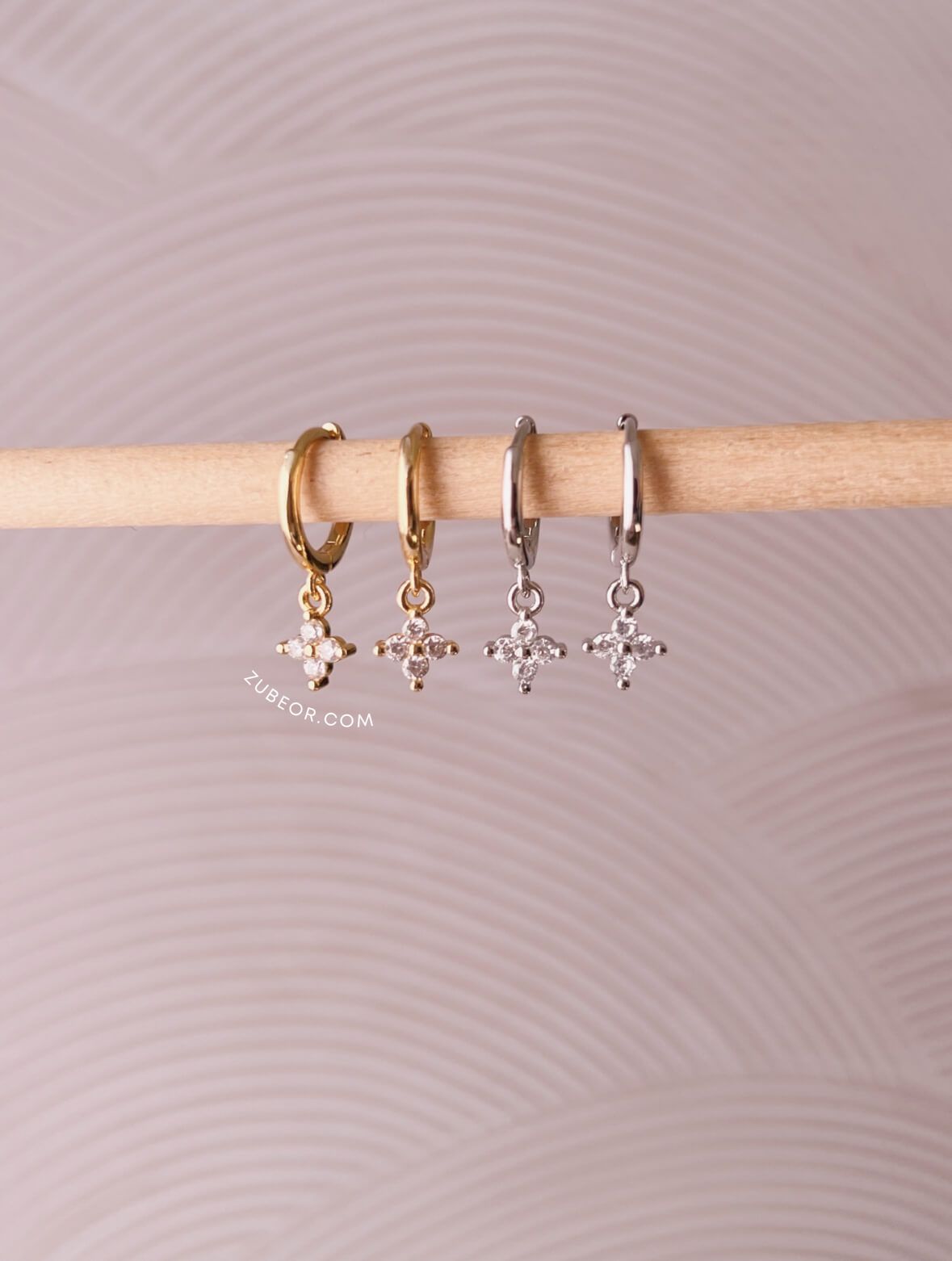 Aretes huggie flor cuatro pétalos 3