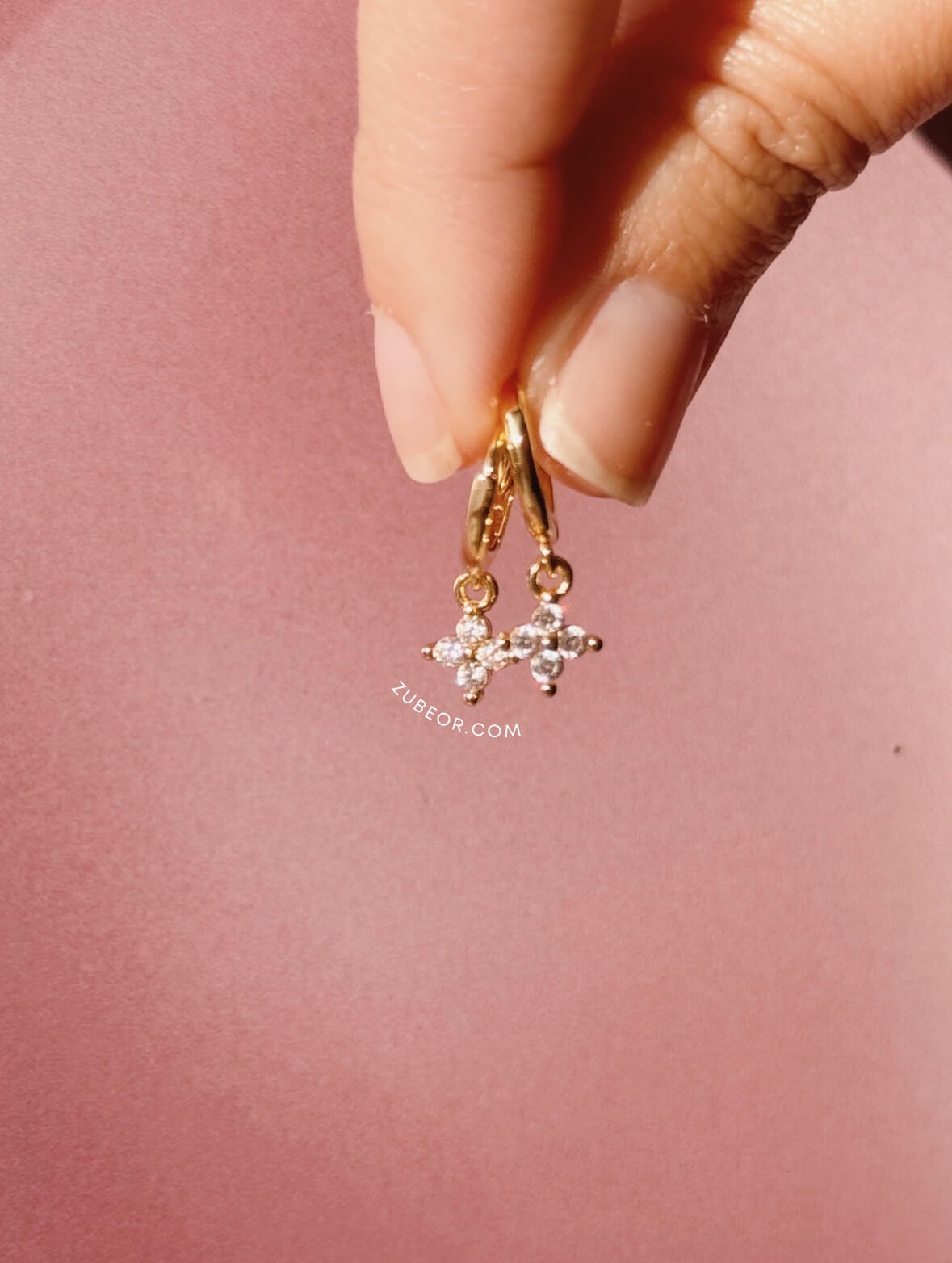Aretes huggie flor cuatro pétalos 5