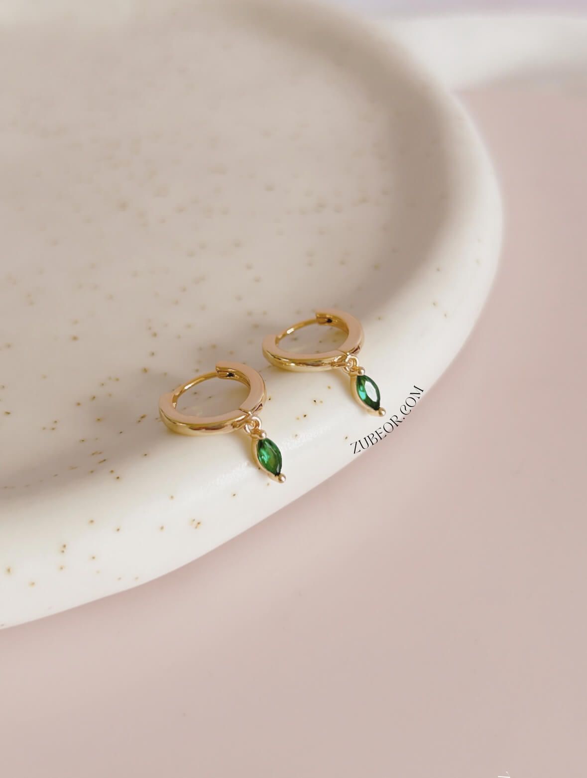Aretes huggie esmeralda delgado 2