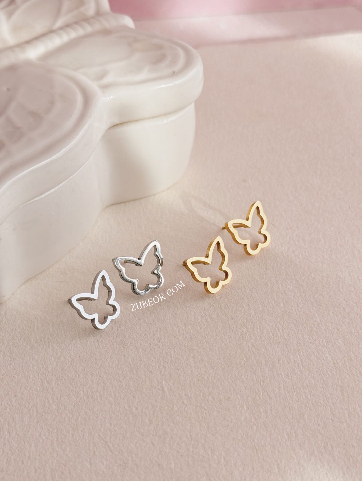 Aretes stud silueta mariposa