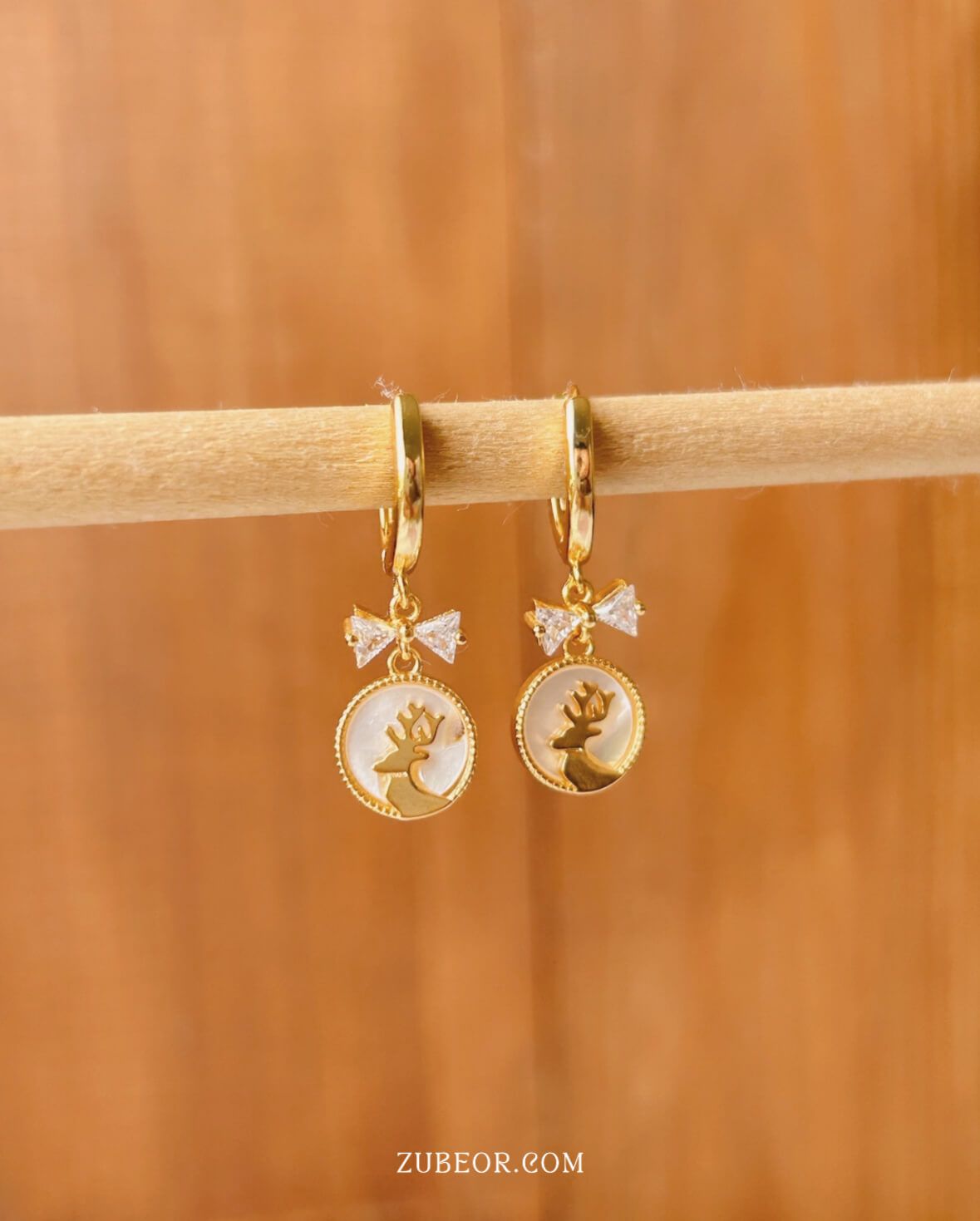 Aretes huggie reno y moño 4