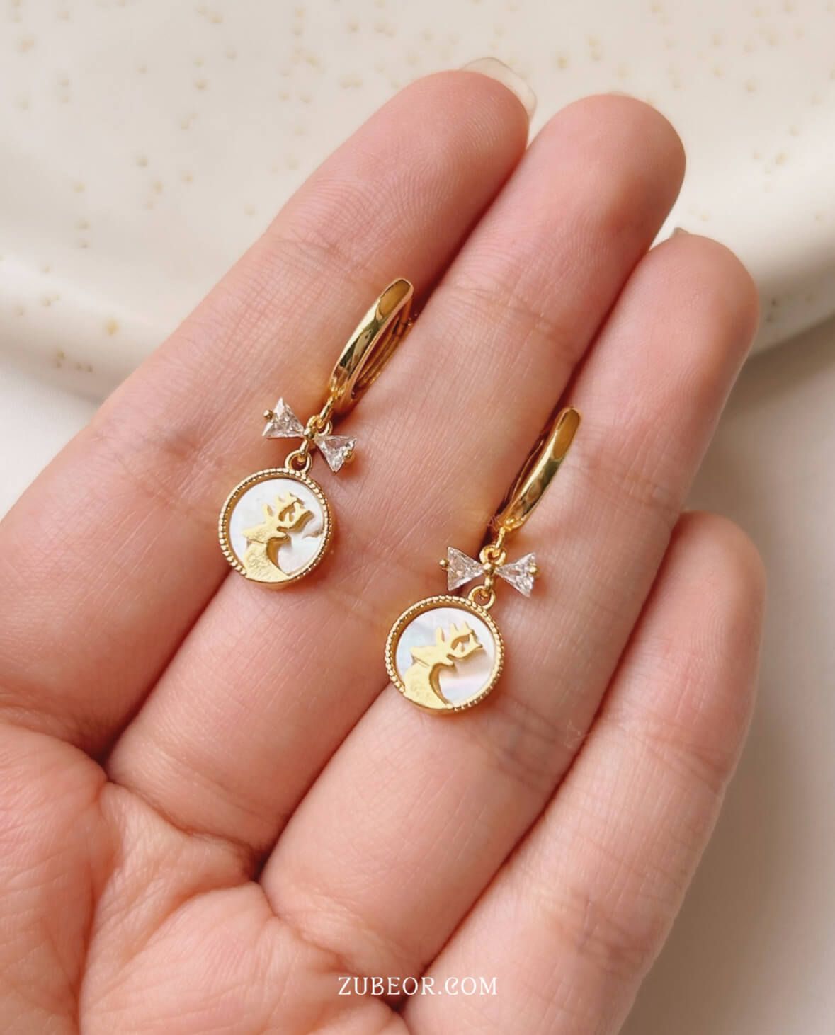 Aretes huggie reno y moño 2