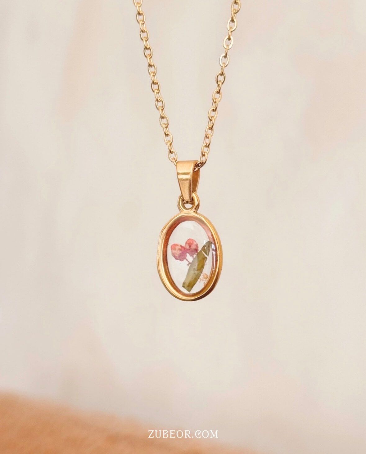 Cadena con flor en resina 3