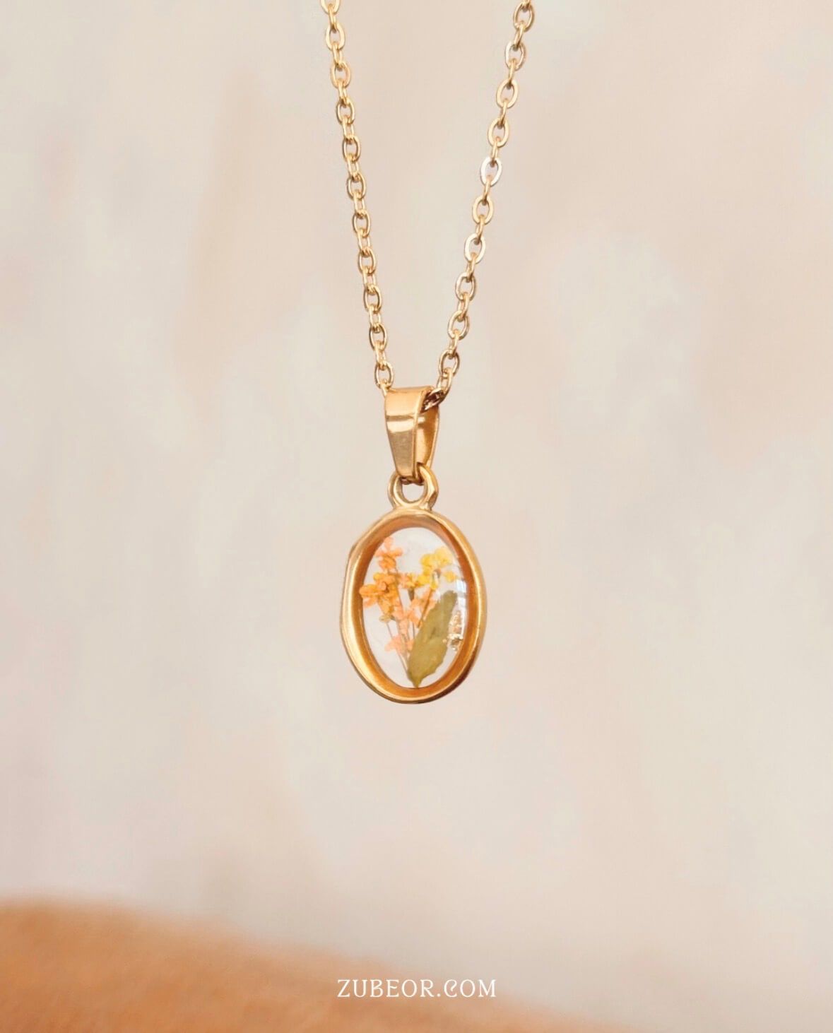 Cadena con flor en resina 4