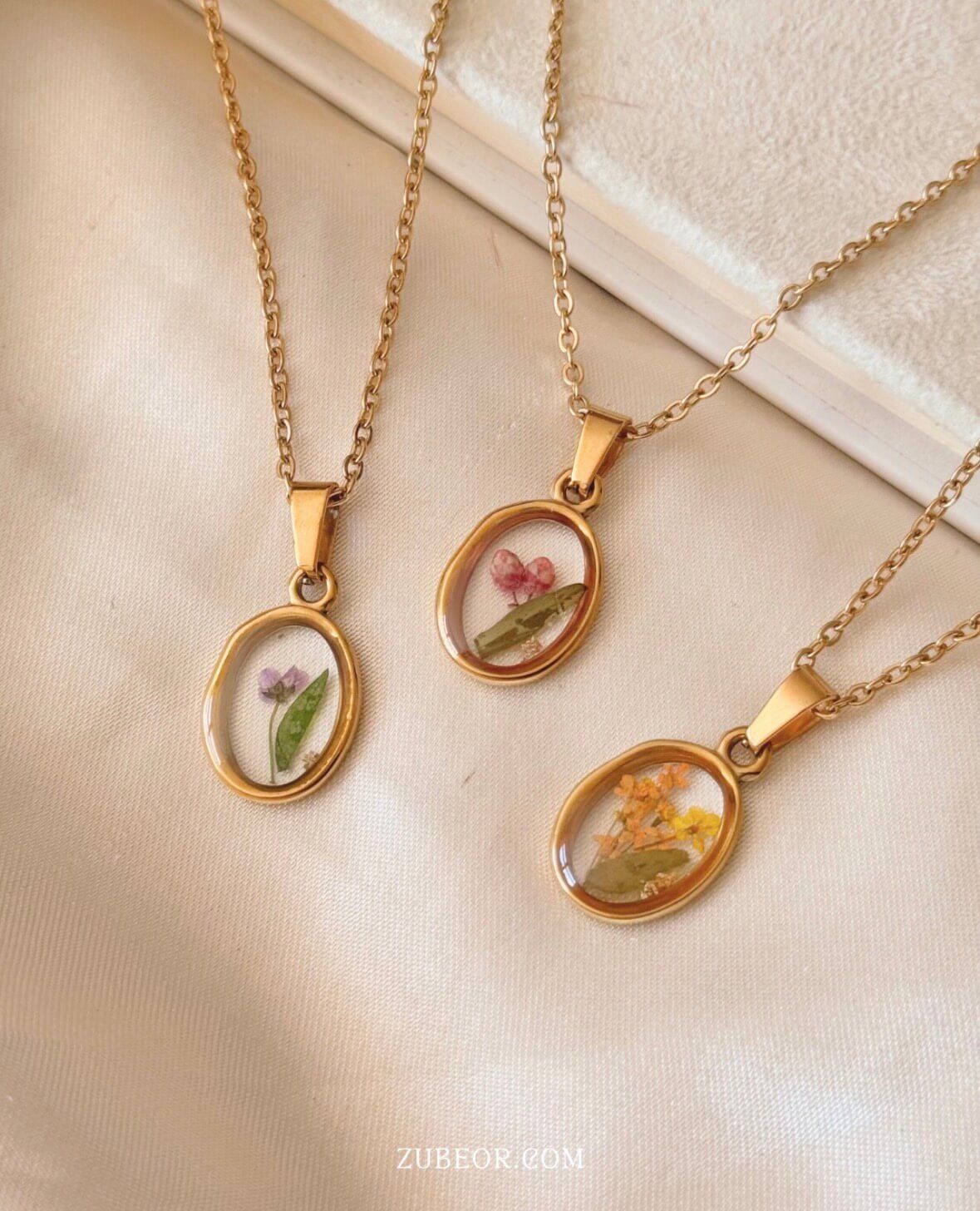 Cadena con flor en resina
