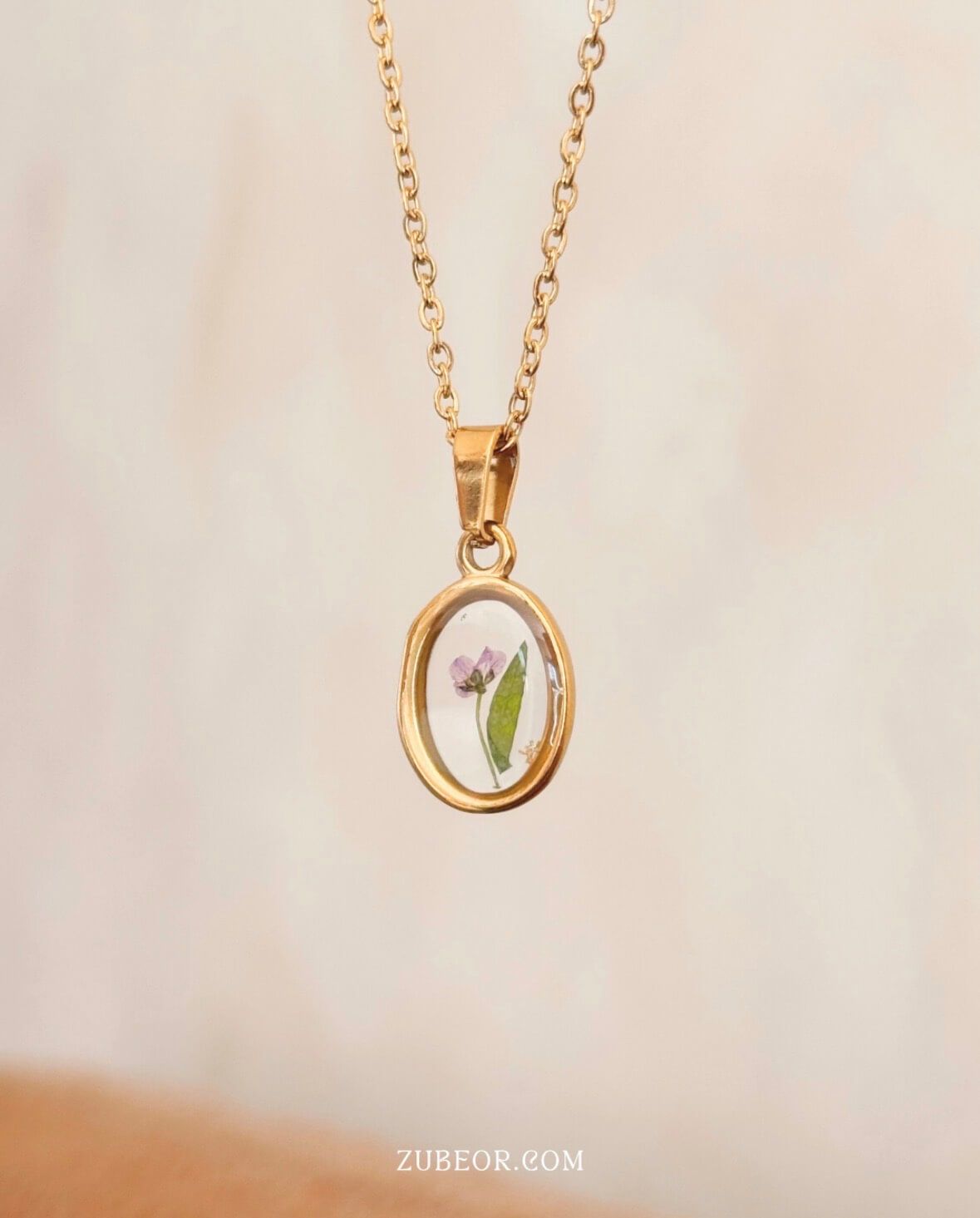 Cadena con flor en resina 5