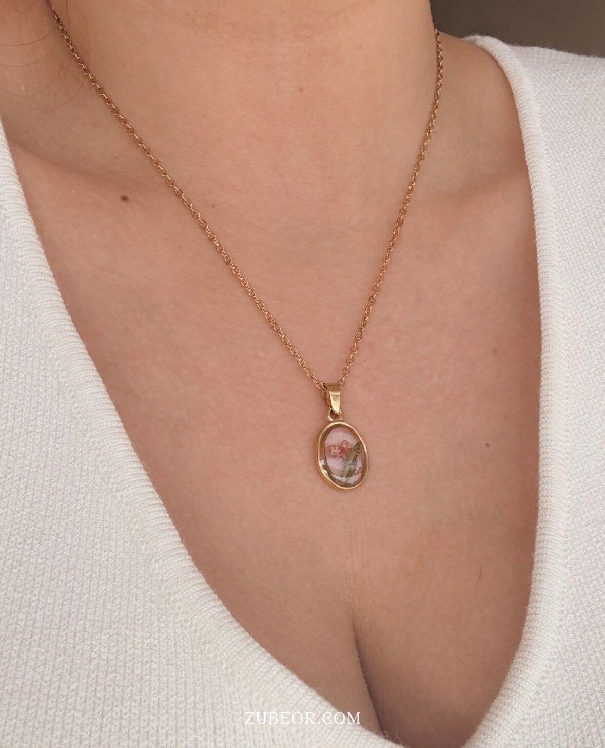 Cadena con flor en resina 2