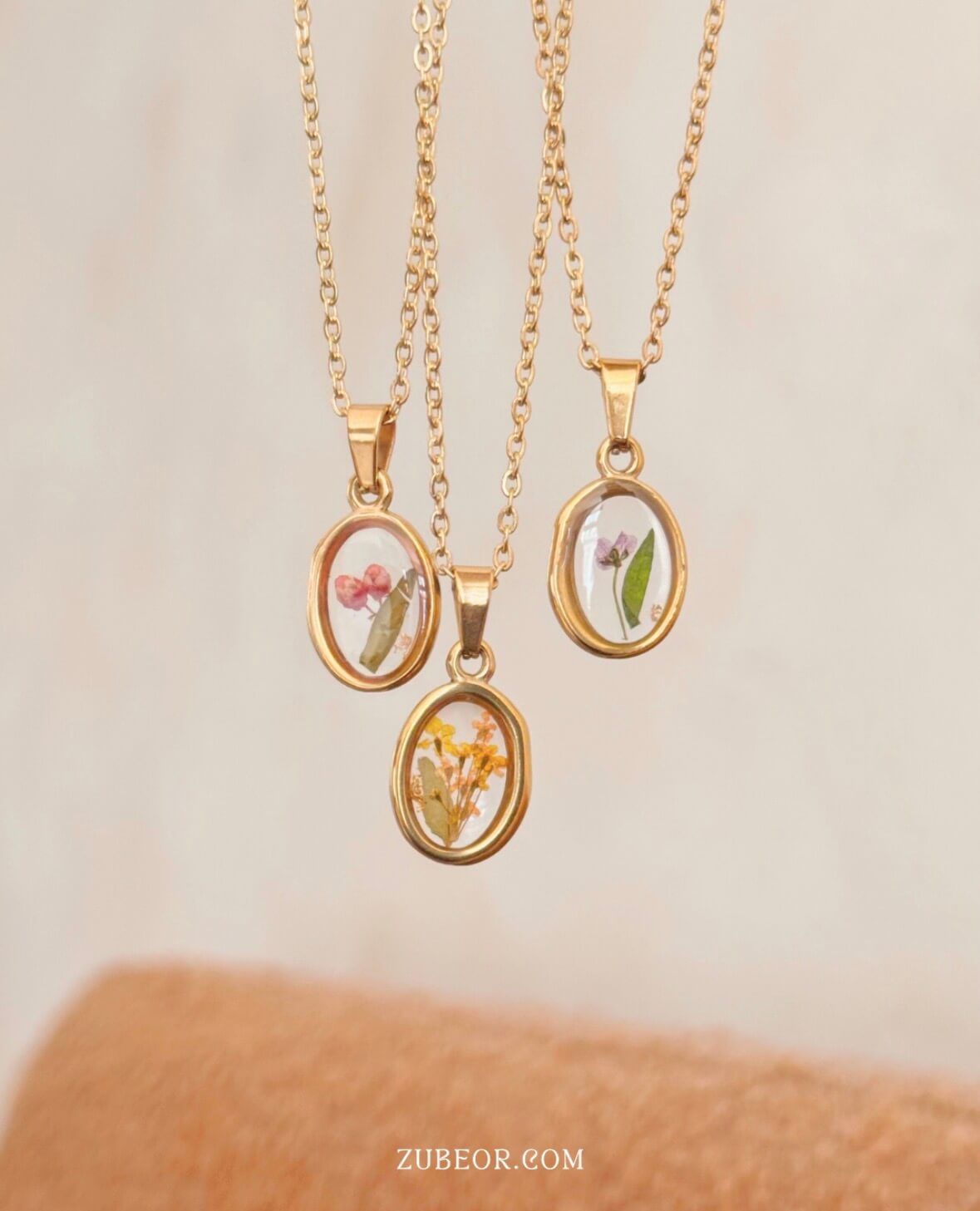Cadena con flor en resina 6