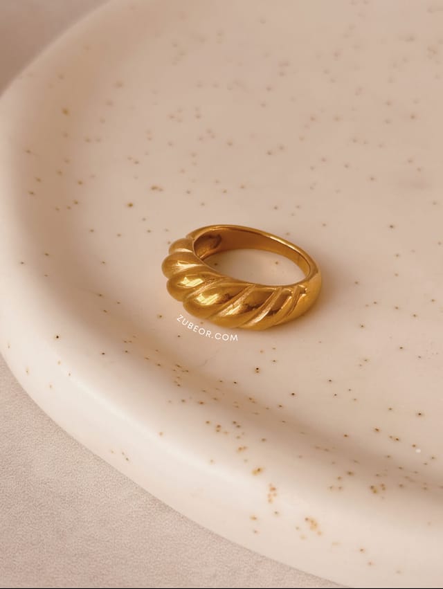 Anillo dorado diseño texturizado