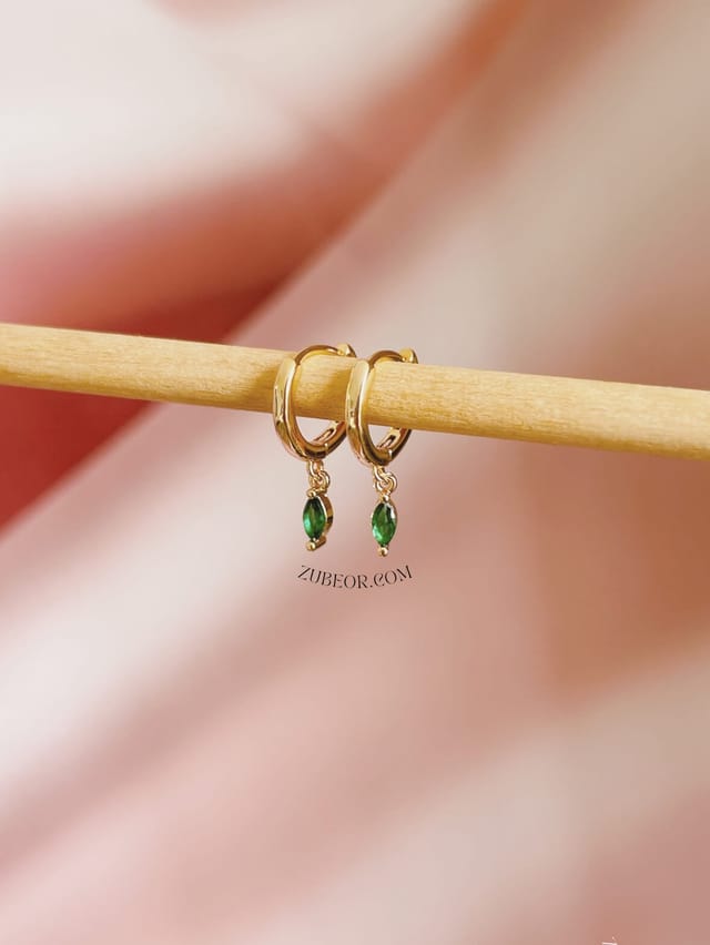 Aretes huggie esmeralda delgado